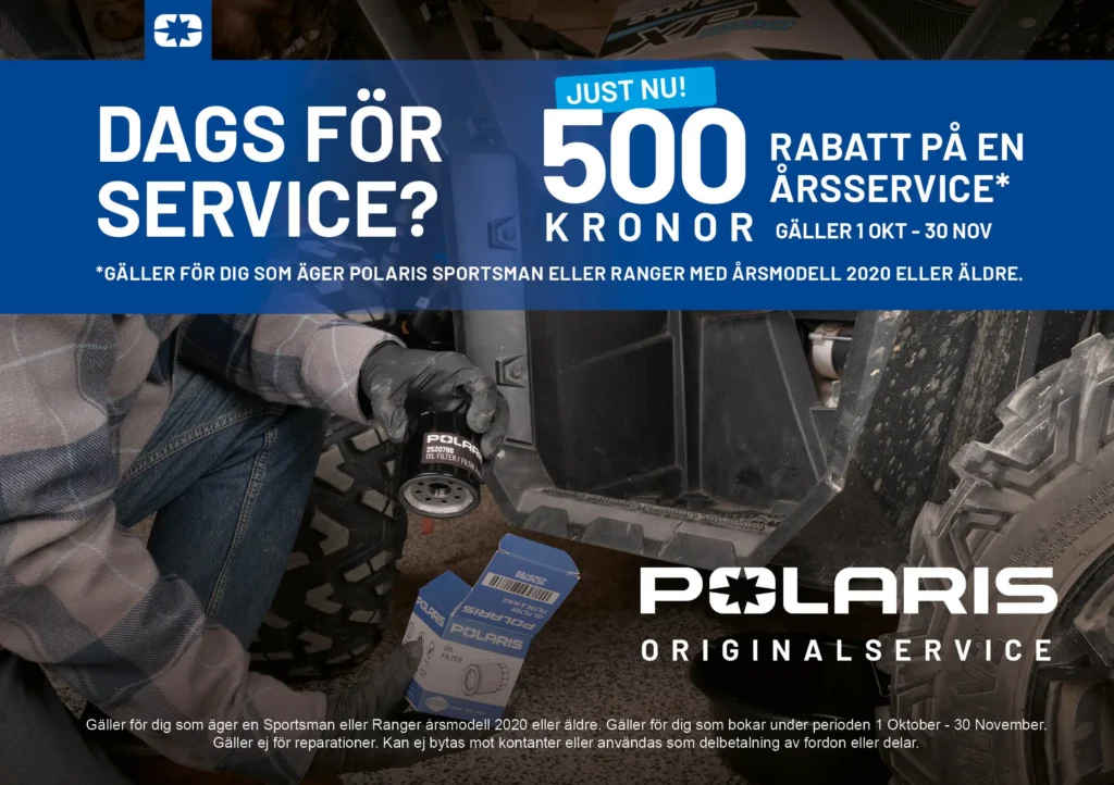 Polaris originalservice: 500 svenske kroner i rabatt på årsservice for Sportsman og Ranger, årsmodell 2020 eller eldre, ved bestilling fra 1. oktober til 30. november. En mekaniker holder et oljefilter ved et Polaris-kjøretøy.